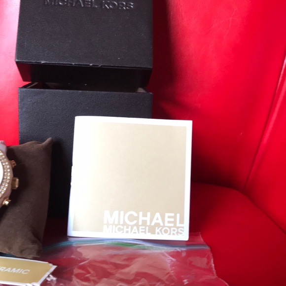 Michael Kors white ceramic watch. - Picture 3 of 5